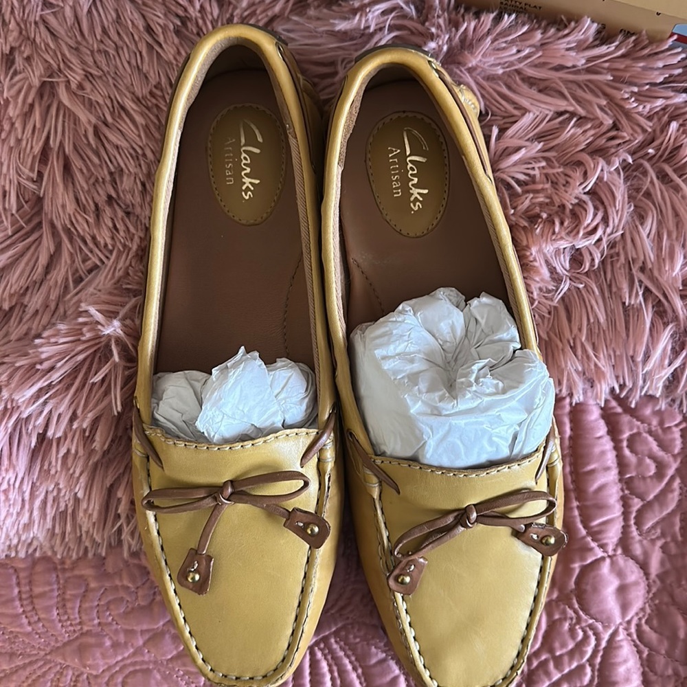 Clarks artisan flats mustard yellow 8.5